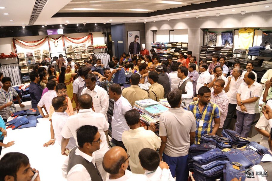 Raashi-Khanna-Launches-Kasam-Pullaiah-Cloth-Merchant-in-Warangal